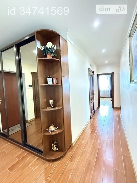 Продаж 3к квартири 126 кв. м на вул. Срібнокільська 12, кв.
