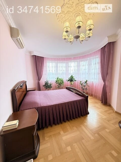 Продаж 3к квартири 126 кв. м на вул. Срібнокільська 12, кв.