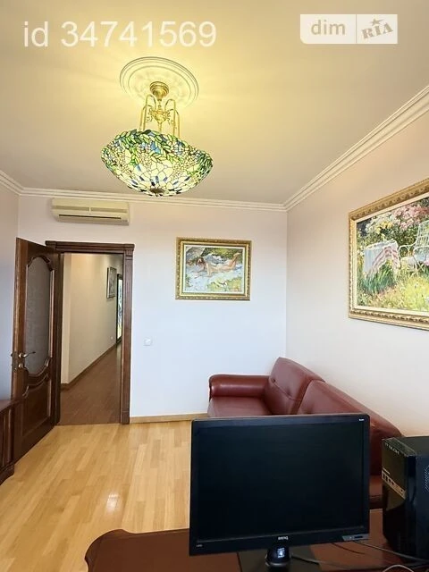 Продаж 3к квартири 126 кв. м на вул. Срібнокільська 12, кв.