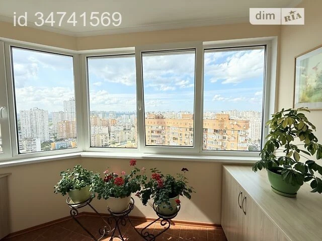 Продаж 3к квартири 126 кв. м на вул. Срібнокільська 12, кв.