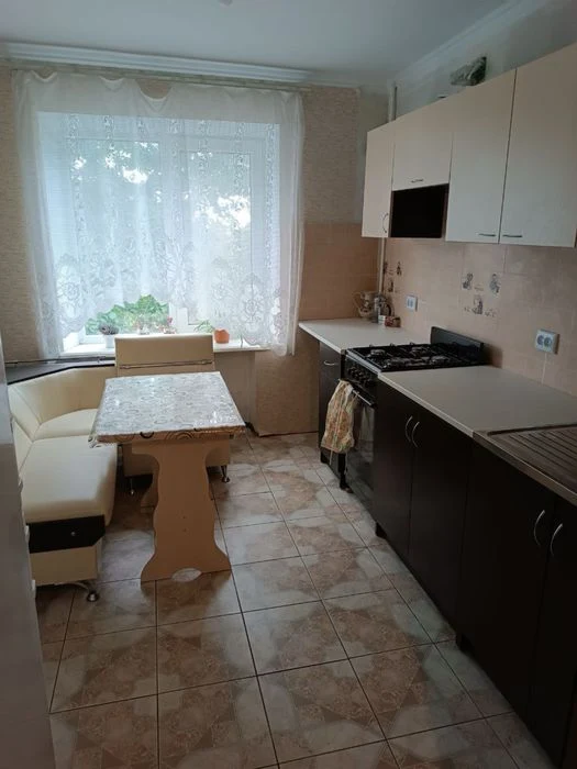 Продается 4 комнатная квартира.