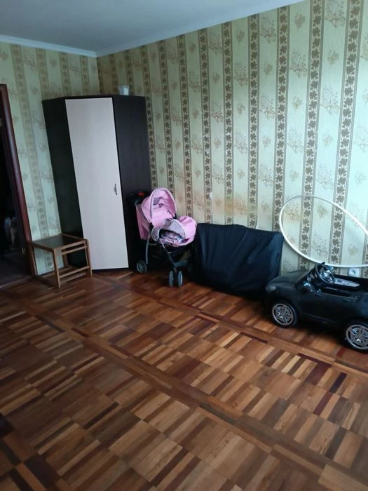 Продается 4 комнатная квартира.