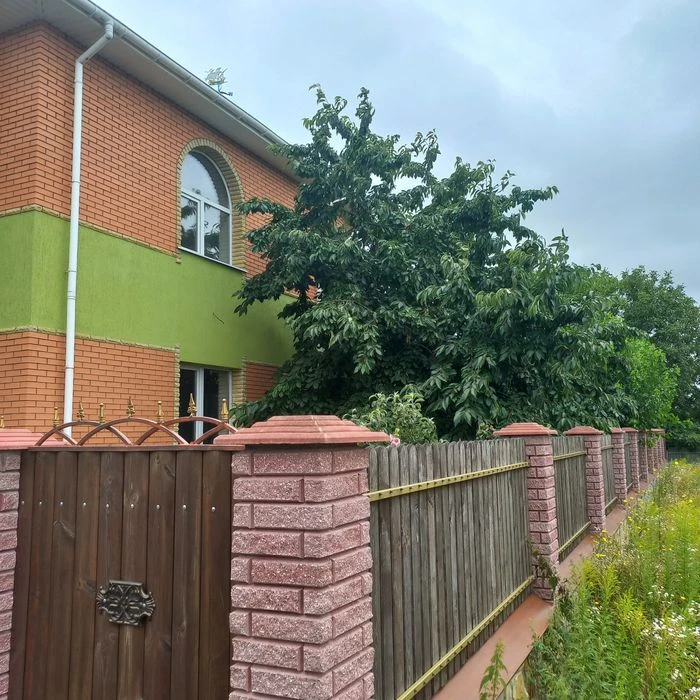 Продам  2 новеньких будинка на одній ділянці  Барське шосе