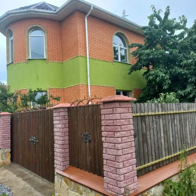 Продам  2 новеньких будинка на одній ділянці  Барське шосе