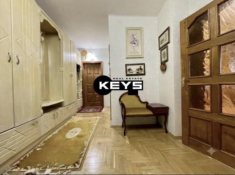 3-room apartment for sale. Poznyaki metro station