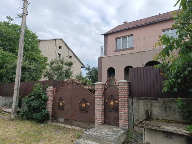 Цегляний утеплений будинок. Є всі комунікації, мінімальне оф