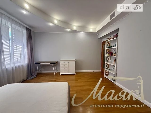 Sale of 3-room apartment 139.8 sq. m. on Andriy Verkhoglyada St. 4 •