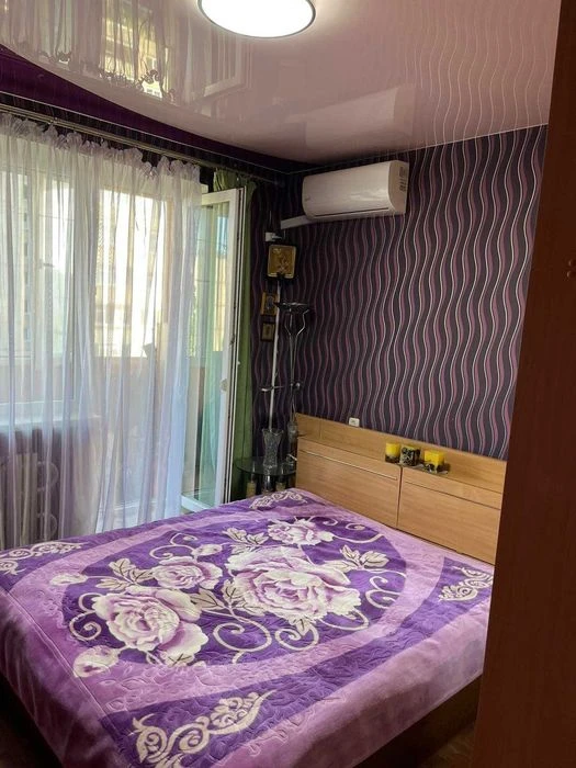 Selling a 2-room apartment in Sobornosti Ukrainy, good condition