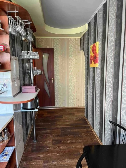 Selling a 2-room apartment in Sobornosti Ukrainy, good condition