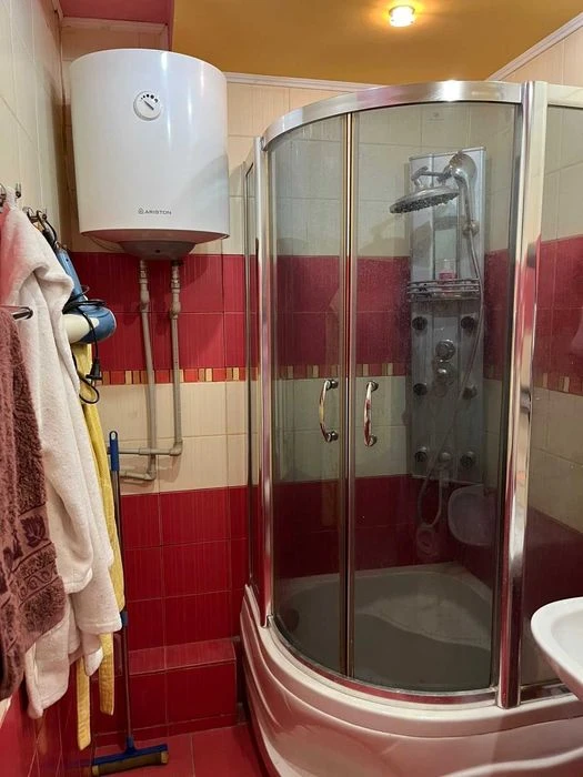 Selling a 2-room apartment in Sobornosti Ukrainy, good condition