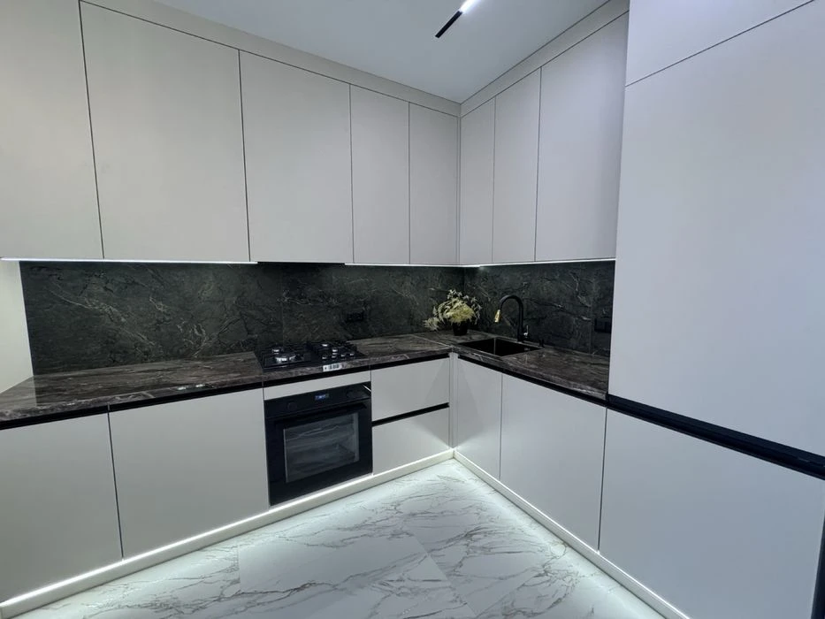 Продам 2 кім квартиру поруч з міським озером