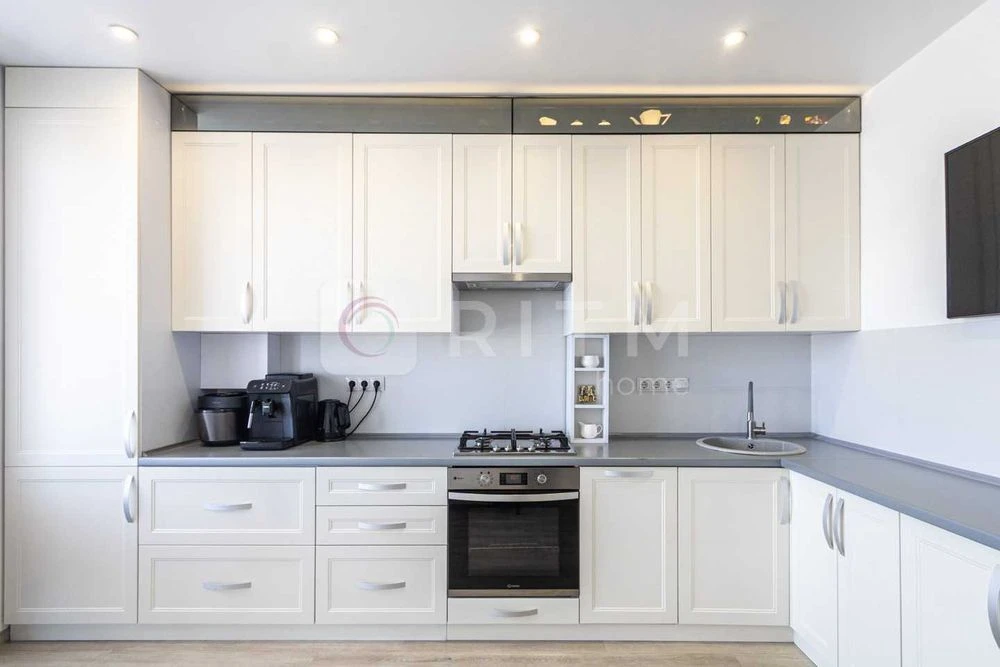 2-room apartment for sale with renovation and furniture on Vysochana St.