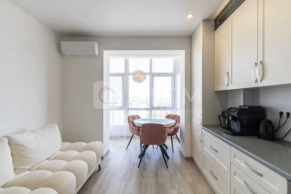 2-room apartment for sale with renovation and furniture on Vysochana St.