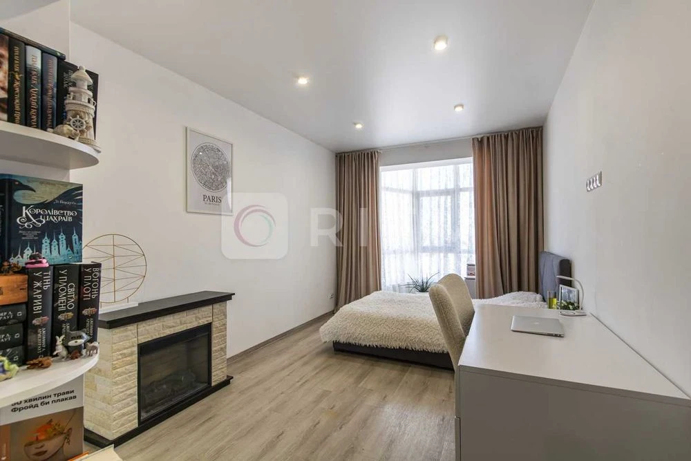 2-room apartment for sale with renovation and furniture on Vysochana St.