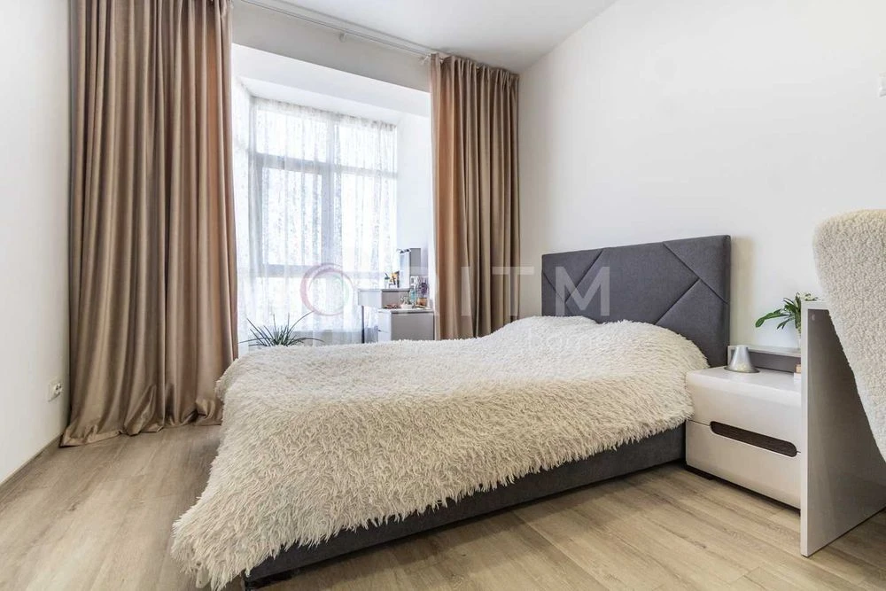 2-room apartment for sale with renovation and furniture on Vysochana St.