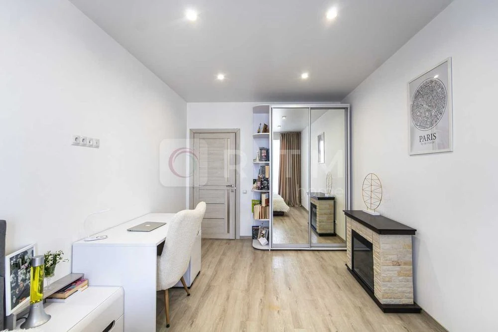 2-room apartment for sale with renovation and furniture on Vysochana St.