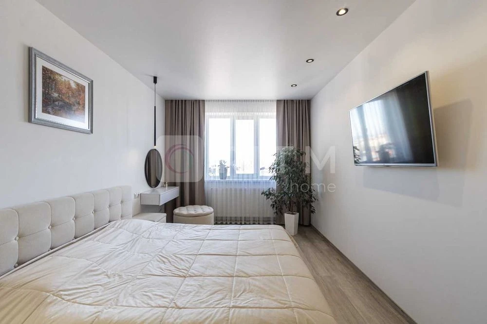 2-room apartment for sale with renovation and furniture on Vysochana St.