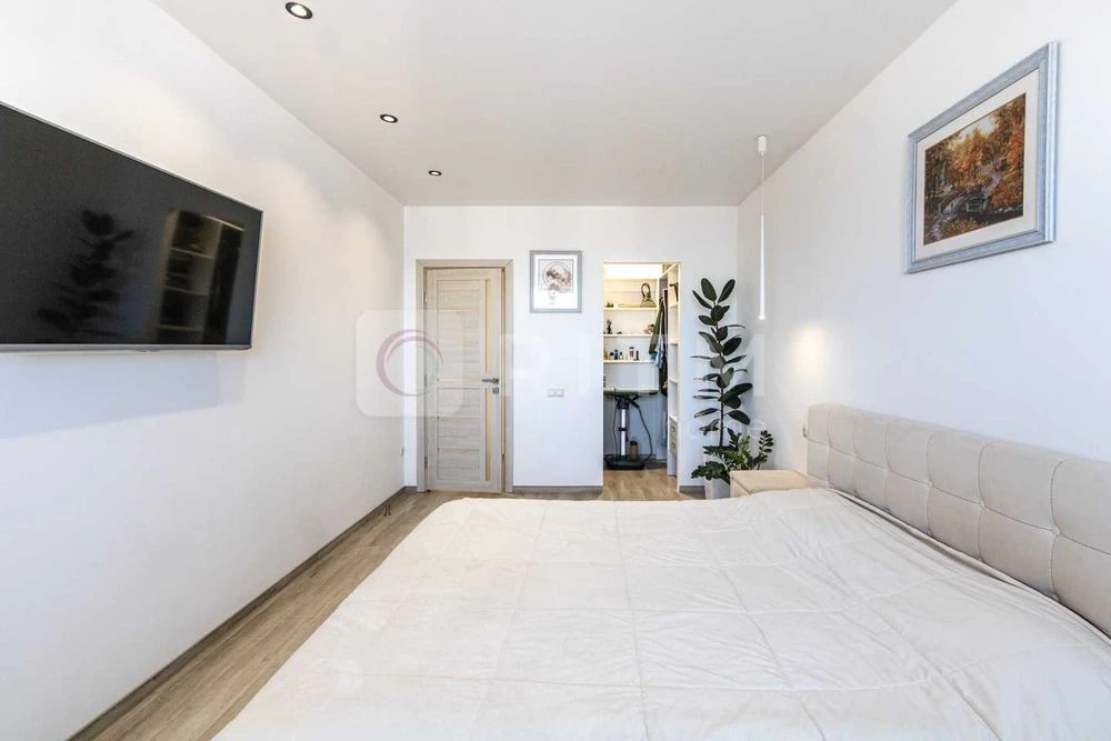 2-room apartment for sale with renovation and furniture on Vysochana St.