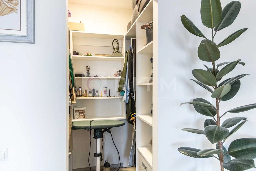 2-room apartment for sale with renovation and furniture on Vysochana St.