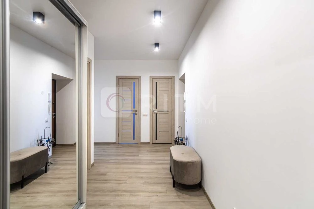 2-room apartment for sale with renovation and furniture on Vysochana St.