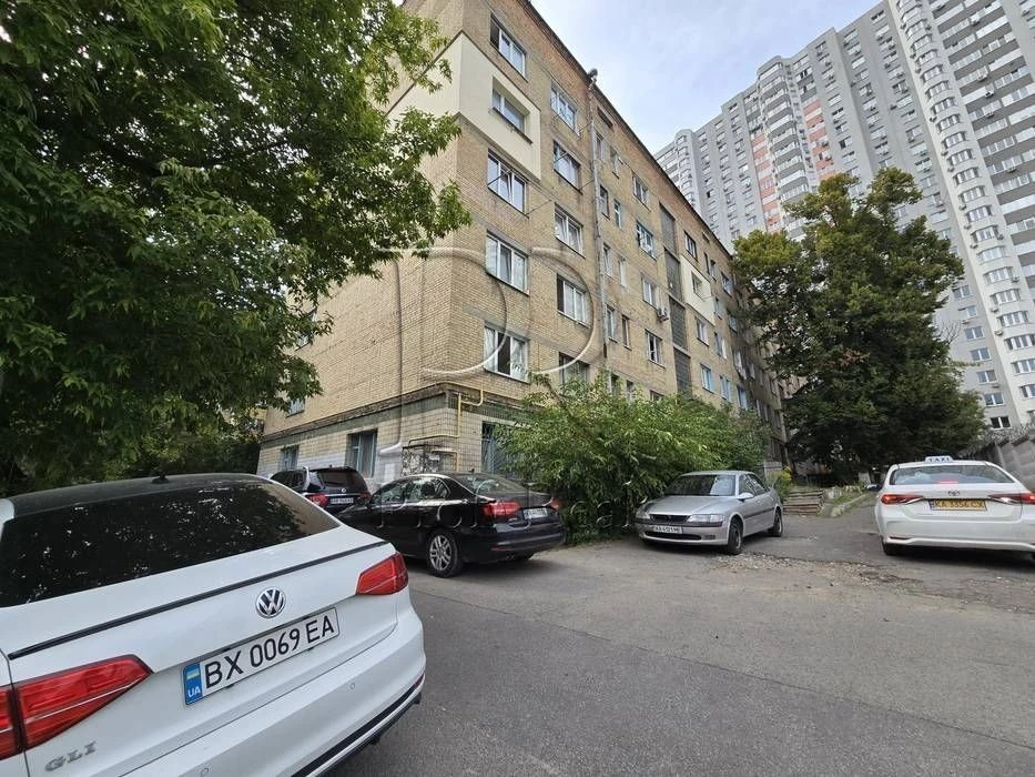 1-room apartment for sale near the metro station, Yulii Zdanovska Street 3