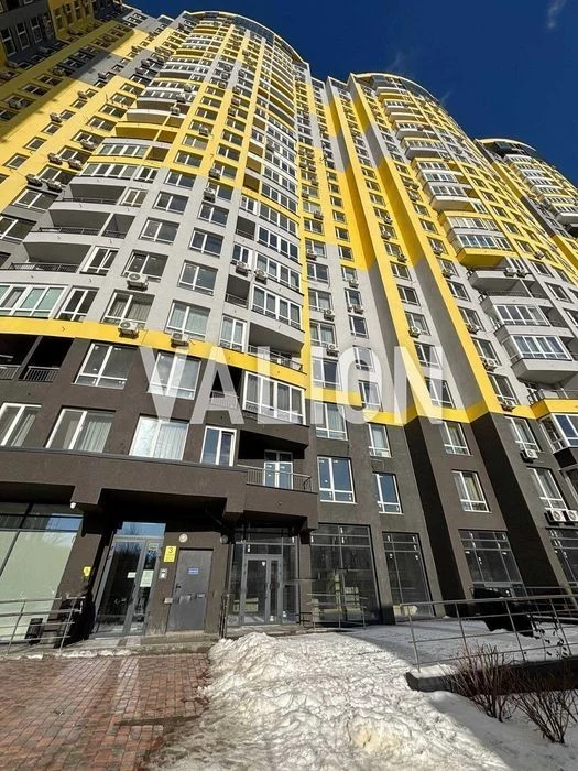 3-room apartment for sale in Medovy residential complex Solomyansky district, No com