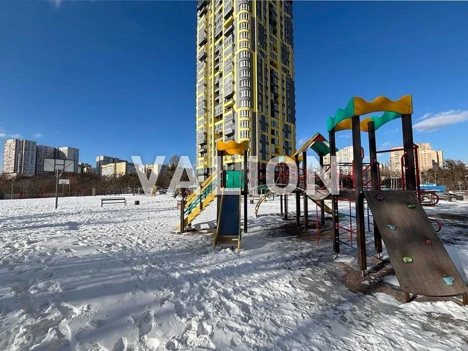 3-room apartment for sale in Medovy residential complex Solomyansky district, No com