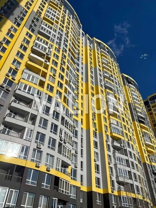 3-room apartment for sale in Medovy residential complex Solomyansky district, No com