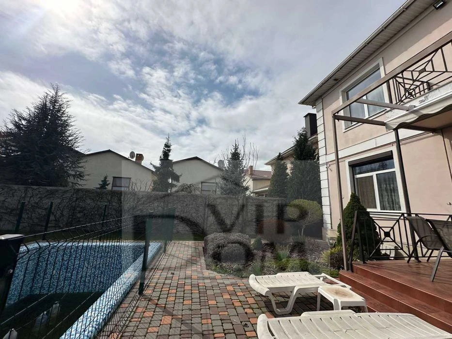 A house by the sea, a master's house with a pool