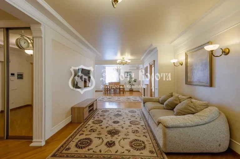 Продажа: Трехкомнатная квартира 136.6 м², Саперно-Слободская ул.