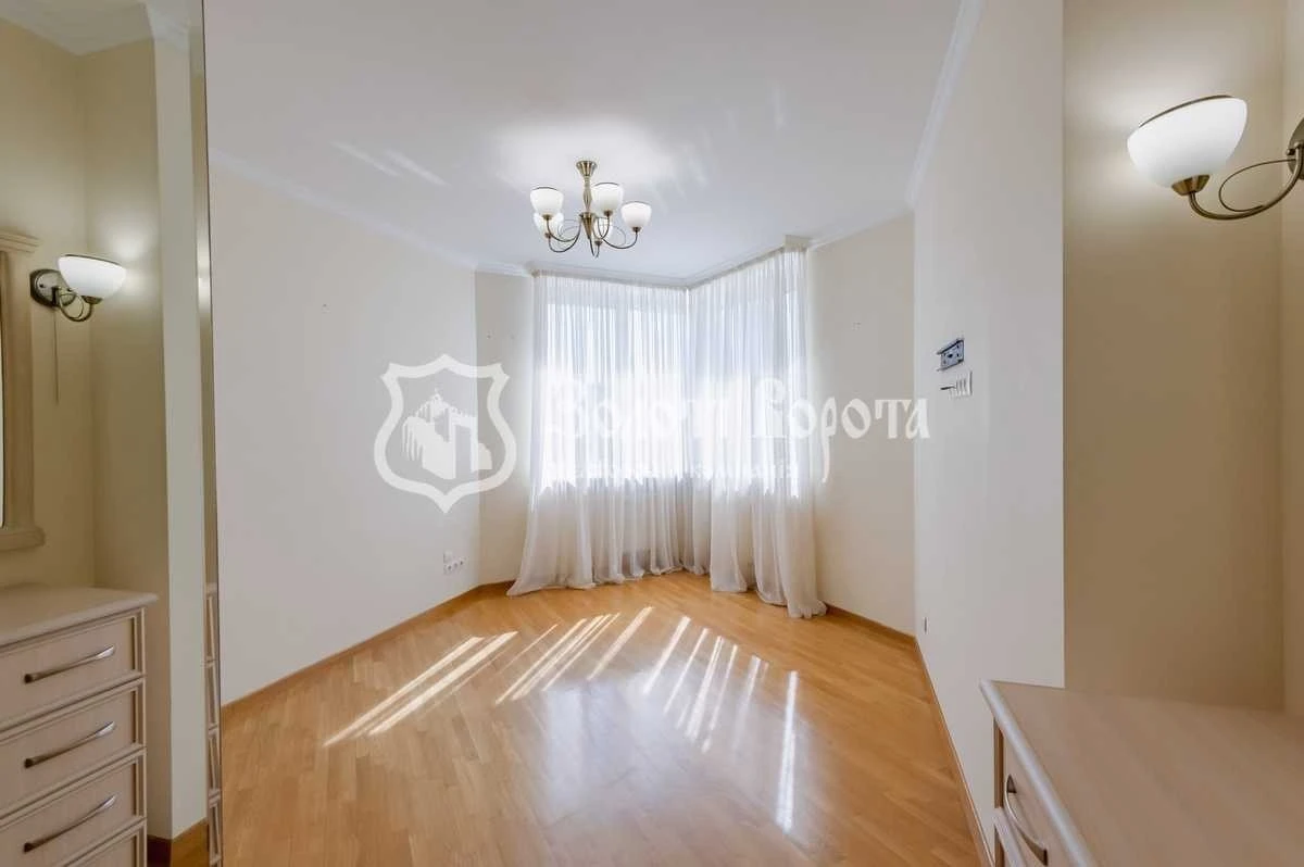 Продаж 3-кімнатної квартири 136.6 м², Саперно-Слобідська вул