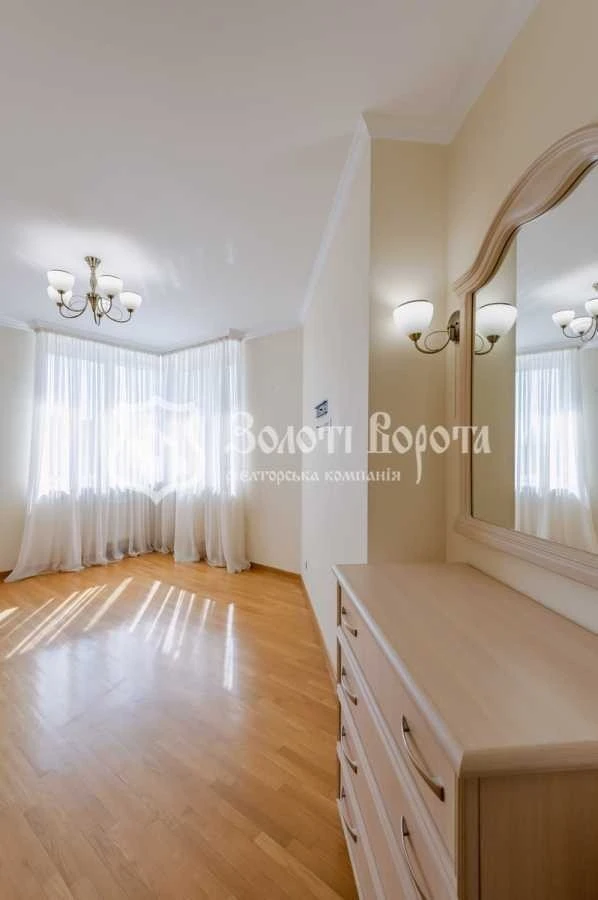 Продаж 3-кімнатної квартири 136.6 м², Саперно-Слобідська вул