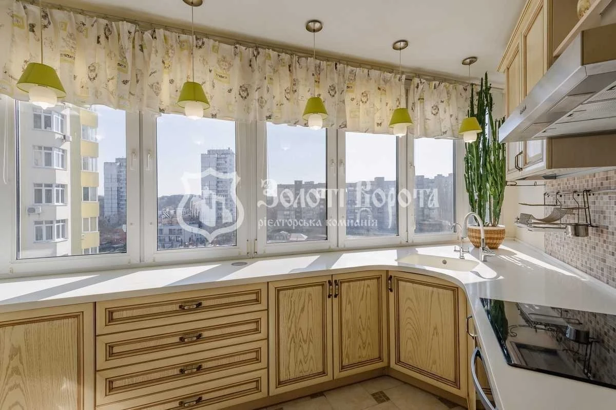 Продаж 3-кімнатної квартири 136.6 м², Саперно-Слобідська вул