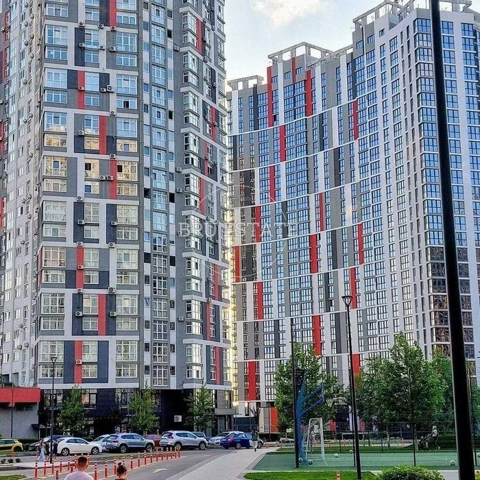 2k 63m residential complex Rusanivska Gavan Mykilsko-Slobidska with a view of the