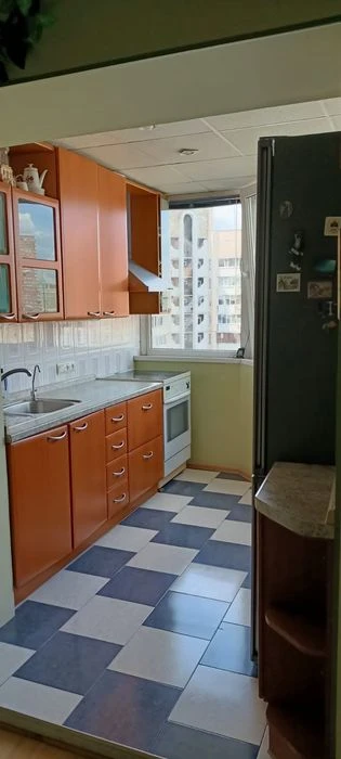 Продаж 3х кімнатної  на Драгоманова біля метро.
