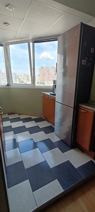Продаж 3х кімнатної  на Драгоманова біля метро.