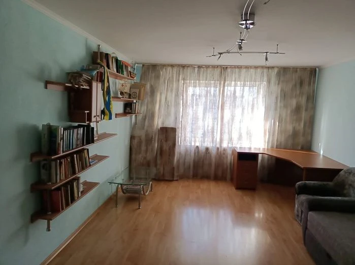 Продаж 3х кімнатної  на Драгоманова біля метро.
