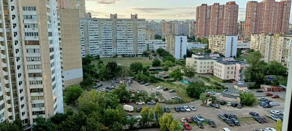 Продаж 3х кімнатної  на Драгоманова біля метро.