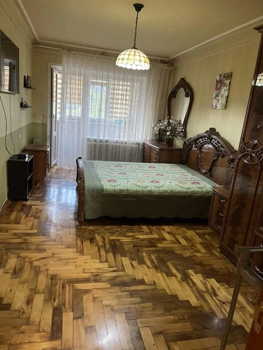 I will sell a 3-room apartment Kosmos 5/9 on Chumachenko Street