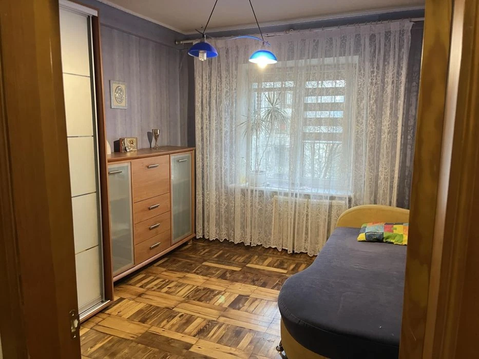 I will sell a 3-room apartment Kosmos 5/9 on Chumachenko Street