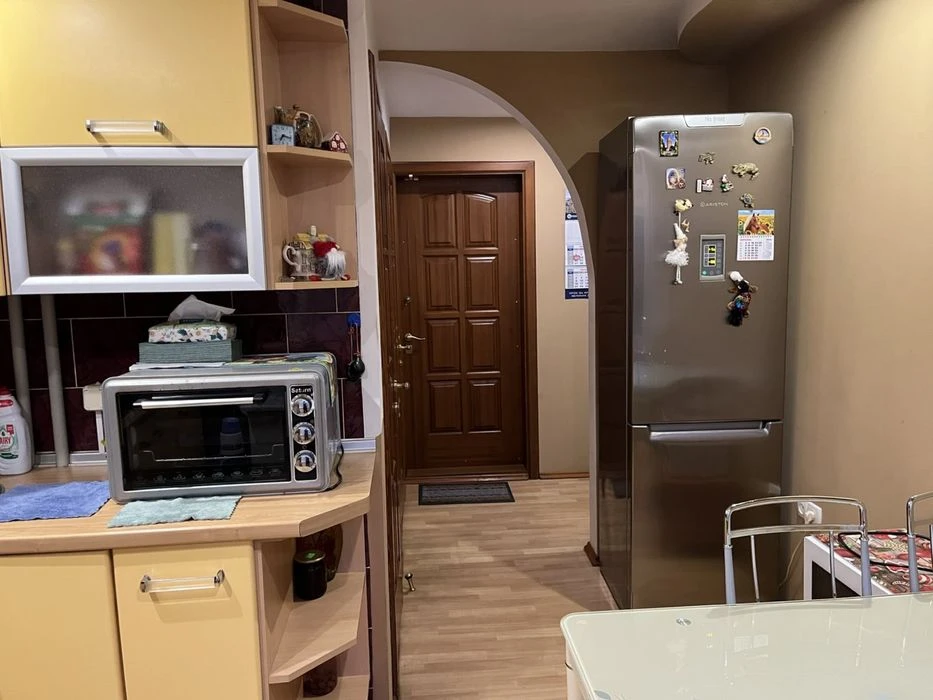 I will sell a 3-room apartment Kosmos 5/9 on Chumachenko Street