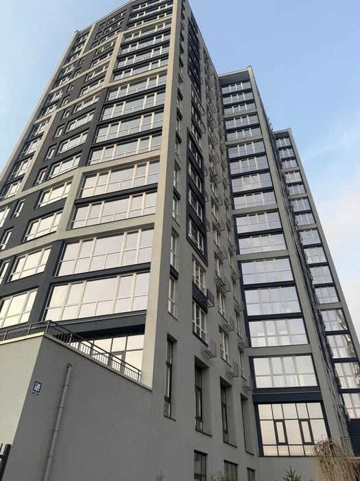 Продам двухкомнатную квартиру 86.5 кв/м 7-й этаж новострой же