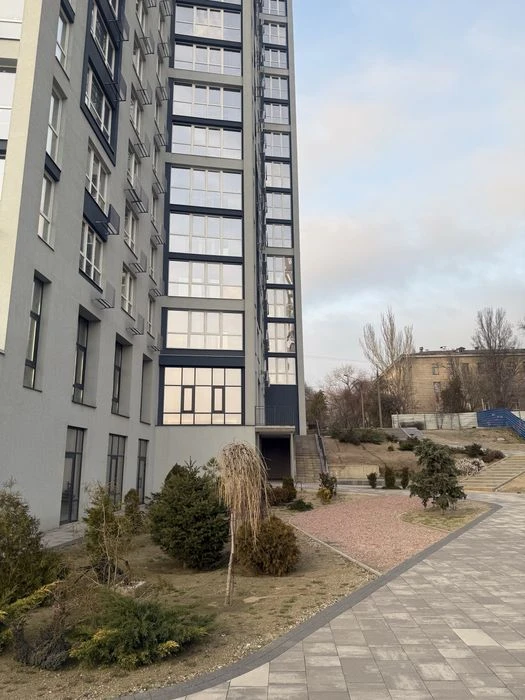 Продам двухкомнатную квартиру 86.5 кв/м 7-й этаж новострой же
