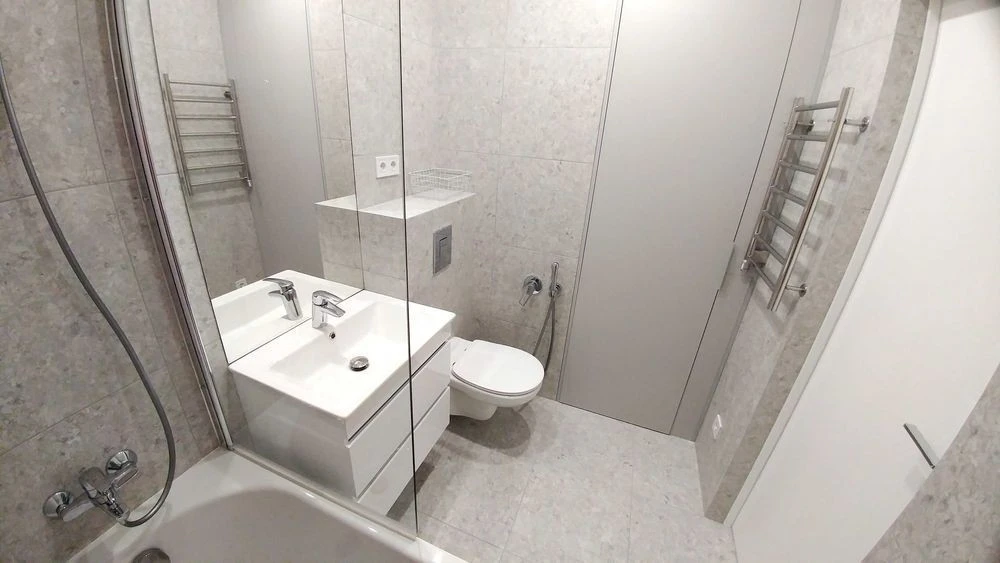 I am selling an apartment with designer renovation, furniture, appliances, bathroom.