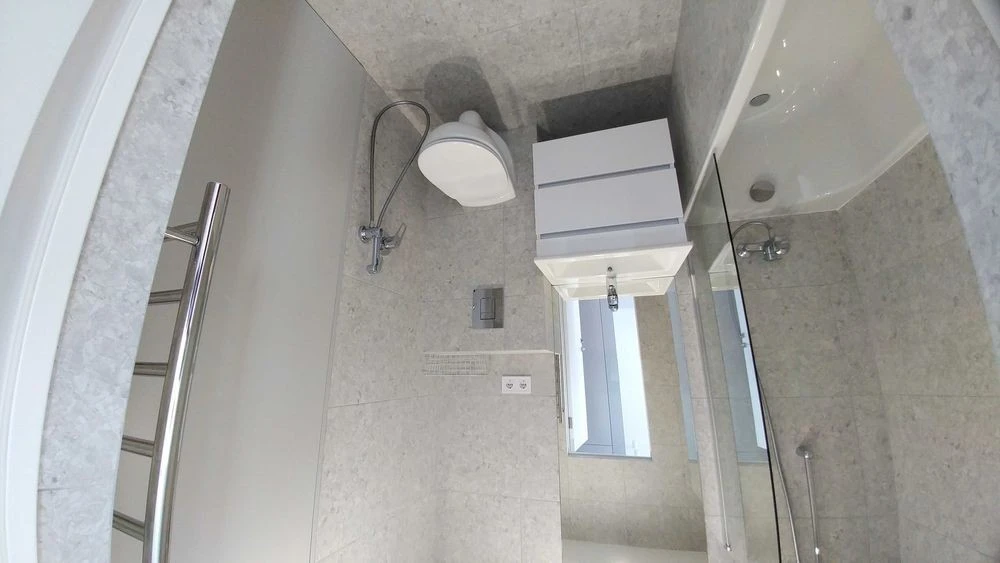 I am selling an apartment with designer renovation, furniture, appliances, bathroom.