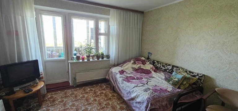 I am selling a 3-room apartment in Tatarka