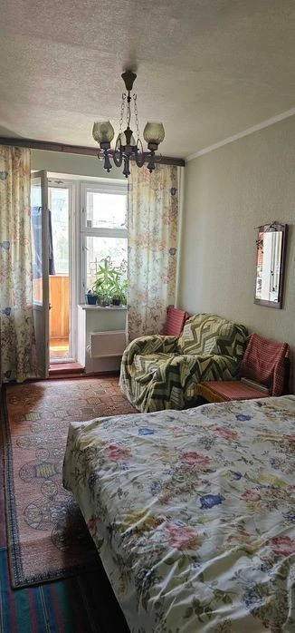 I am selling a 3-room apartment in Tatarka