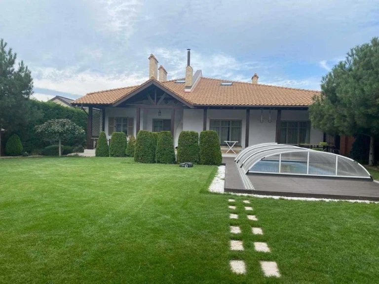SINGLE-STOREY house for sale in Sauvignon, 12.5 hundred