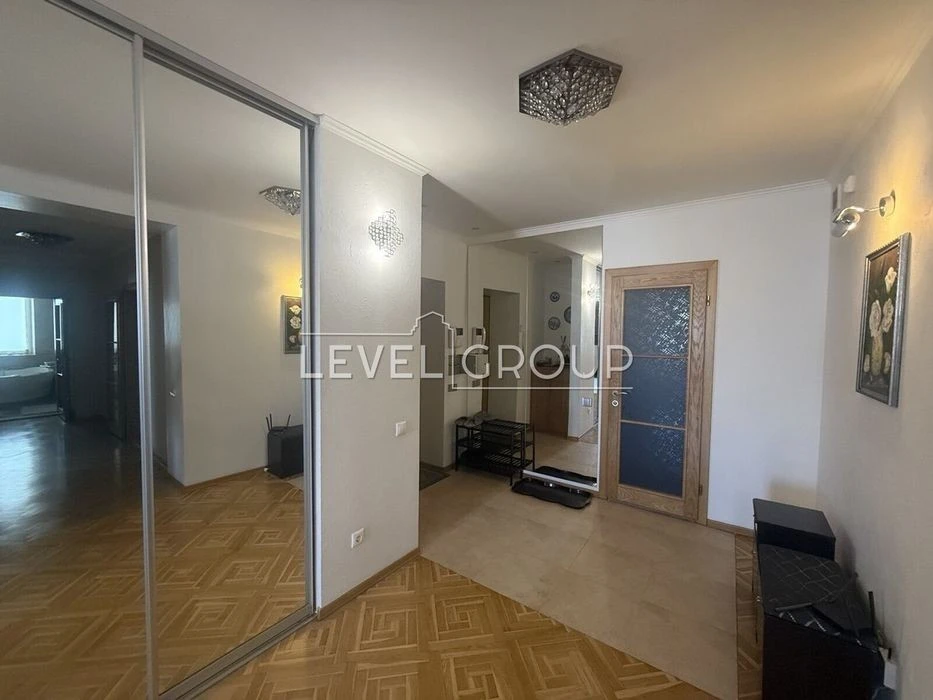 Keys! Top! 3-room apartment for sale on Kharkivske Shosse, 58A