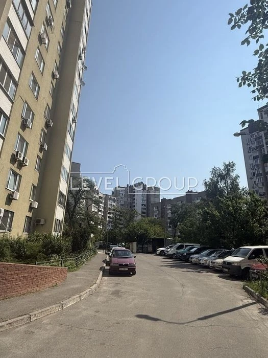 Keys! Top! 3-room apartment for sale on Kharkivske Shosse, 58A